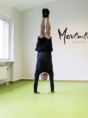 Liiketoimintamuotoilija ja toimitusjohtaja Janne Saari, 45, on harjoitellut käsilläseisontaa kolme vuotta vähintään neljä kertaa viikossa ja on päässyt vasta alkuun. "Käsilläseisonnassa kaikki on pienestä kiinni. Jos laitan vaikka purkan suuhuni, liikesarja ei ehkä enää onnistukaan."