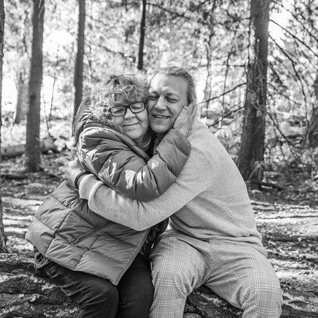 ”Olen oppinut Jukalta sen, että näytti miltä näytti, kaikki voi mennä hyvin”, sanoo Annikki Hildén-Sorvari. Hoitoalalla työskennellyt Annikki on nyt eläkkeellä. Hän on itsekin tehnyt ystäviensä kanssa Youtube-videoita nimellä Ystävät yllättävät.