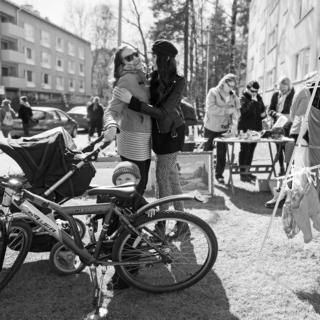 Sisarusten vanhemmat ovat tatuoija–yrittäjä Wilma Schlizewski ja valokuvaaja Jukka Mykkänen.