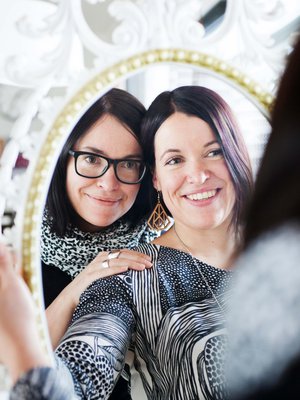 Kirsi Tikkanen, 39, on vaasalainen tiedottaja. Perheeseen kuuluvat puoliso ja 5- ja 7-vuotiaat lapset. Katja Kumpulainen, 39, on projektityöntekijä ja asuu Nokialla. Perheeseen kuuluvat puoliso ja 7- ja 9-vuotiaat lapset. 