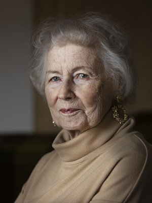 97-vuotia toimittaja, kirjailija ja entinen kansanedustaja Jutta Zilliacus asuu Helsingissä. Hän kuuntelee ennen nukahtamistaan mielellään Frank Sinatraa. Unensa Jutta näkee suomeksi, ruotsiksi, ranskaksi, saksaksi tai viroksi. Usein niissä ovat mukana edesmenneet ystävät ja puoliso Benedict.