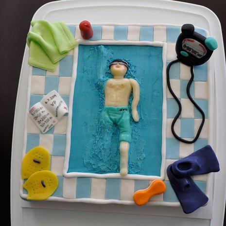 Uimaripojan konfirmaatiokakku. "Vesi" on siniseksi värjättyä voikreemiä.