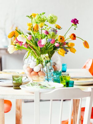 Kattaus on osa juhla-ateriaa: kaunis kukkakimppu ja omat lautaset jokaiselle ruokalajille riittävät.