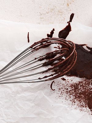 Tiesitkö, että suklaatakin voi maustaa itse? Levitä sulatettua suklaata lastalla ohueksi levyksi leivinpaperin päälle. Koristele pinta pähkinöillä tai marjajauheella ja pilkotuilla kuivatuilla marjoilla. Anna levyn jäähtyä ja kovettua. Pilko levy pienemmiksi paloiksi.