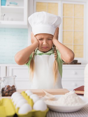 "Voi kurja, nyt sua varmasti harmittaa. Isilläkin menee joskus pieleen, sitä sattuu. Mutta kyllä sä varmasti vielä onnistut! Kokeillaanko uudestaan?" Näillä pääset jo pitkälle.