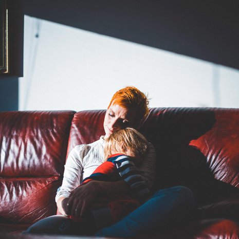 ”Yritän opettaa lapsille, että mikään tunne ei ole väärä tai paha. Suuttuakin saa”, Nina Jacobsson sanoo. Hän on entinen biokemisti, joka valmistuu pian sosionomiksi. Opintojen ohessa hän työskentelee vertais­ohjaajana päihdeklinikalla. Nina asuu Maalahdessa lastensa Olivian, 7, ja Viktorin, 2, kanssa. Perheeseen kuuluu myös miesystävä Stig. 