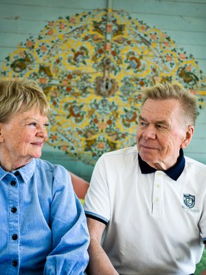 ”Nuorena Anu oli hirveän varautunut. Ei häntä ollut pidetty sylissä, kosketus oli hänelle uutta. Vakuutin, että vaikka ujo olenkin, minussa on paljon hyvyyttä, kun vain saan sen ulos. Anu uskoi”, Topi Pentikäinen sanoo. Yhdessä pari on ollut vuodesta 1965.