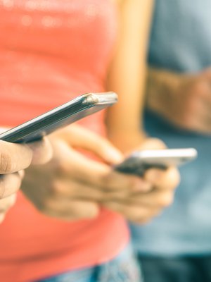 Seksuaalinen häirintä voi olla vaikkapa sitä, että joku lähettää lapsen tai nuoren puhelimeen seksuaalisia kuvia tai videoita, vaikka hän ei haluaisi.