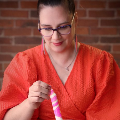 Kierrekuviot Mersia tekee öljypohjaisilla marmorointiväreillä. Niitä annostellaan veteen ja kynttilät dipataan veteen kiertoliikkeellä. Onnistunut lopputulos vaatii harjoitusta.