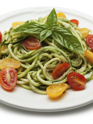 Pesto, basilika ja tuoreet tomaatit ovat spagetin ylimpiä ystäviä.