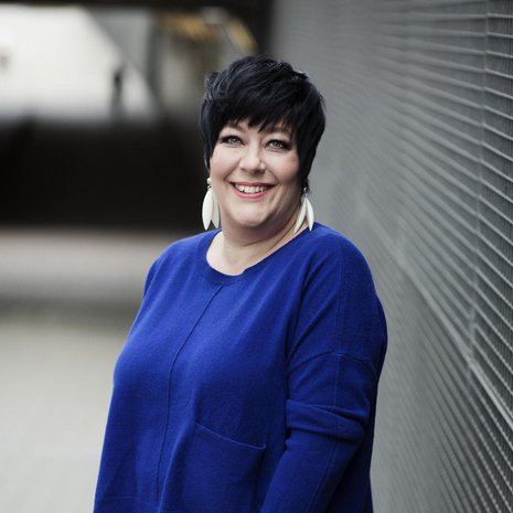 Koulutuspäällikkö Terhi Rummukainen, 47, asuu Liedossa miehensä sekä 18- ja 9-vuotiaiden tyttäriensä kanssa. Terhi harrastaa kuntosalilla ja lenkillä käymistä sekä lukemista. Joskus hän lainaa tuttavien lemmikkejä koirakuumetta helpottamaan.