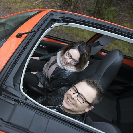 Katja Niilo-Rämä, 39, opiskelee sairaanhoitajaksi ja Mika Niilo-Rämä, 41, on lähihoitaja. Vantaalaisperheeseen kuuluvat Tessa, 7, Rasmus, 8, ja Niki, 14. Vanhempien yhteiset automatkat toivat elämään spontaanit kiepsahdukset uusille reiteille – melkein samanlaiset kuin suhteen alussa 10 vuotta sitten.