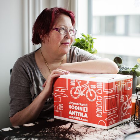 Eron jälkeen ystävä tuli Katin luokse kerran viikossa juttelemaan. Toinen raahasi hänet puoliväkisin kauppakeskukseen. Hääpuvun ystävykset pakkasivat pahvilaatikkoon.