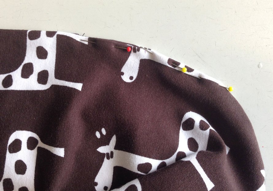 Taita aukon reunoilta saumanvarat pipon sisään, neulaa reunat yhteen.