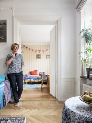 Vanhan kivitalon ikkunoista avautuvat näkymät Södermalmin katuvilinään.