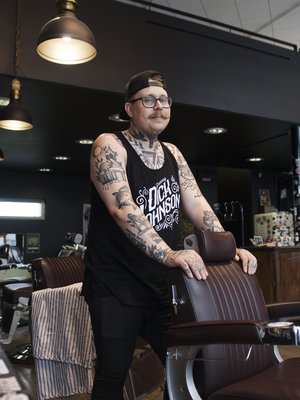 Parturi Jan-Magnus Kuisma on oppinut, että jokaisella ihmisellä on oma, ainutlaatuinen tarinansa. "Se vetää aika nöyräksi."