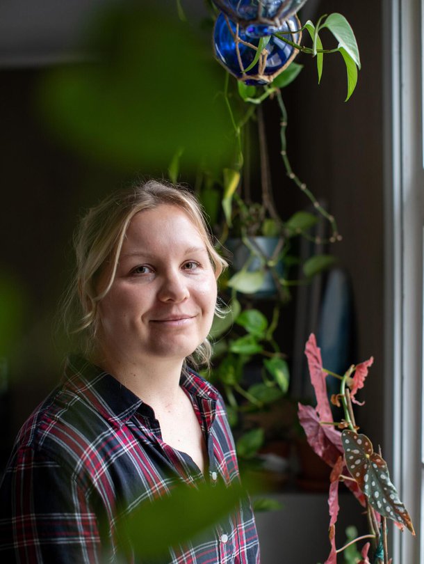 Riina Lepistö on purkanut tunteitaan paljon maalaamalla. "Tuntuu hyvältä, että taulujani on päätynyt ihmisille, jotka tunsivat mieheni”, hän sanoo.