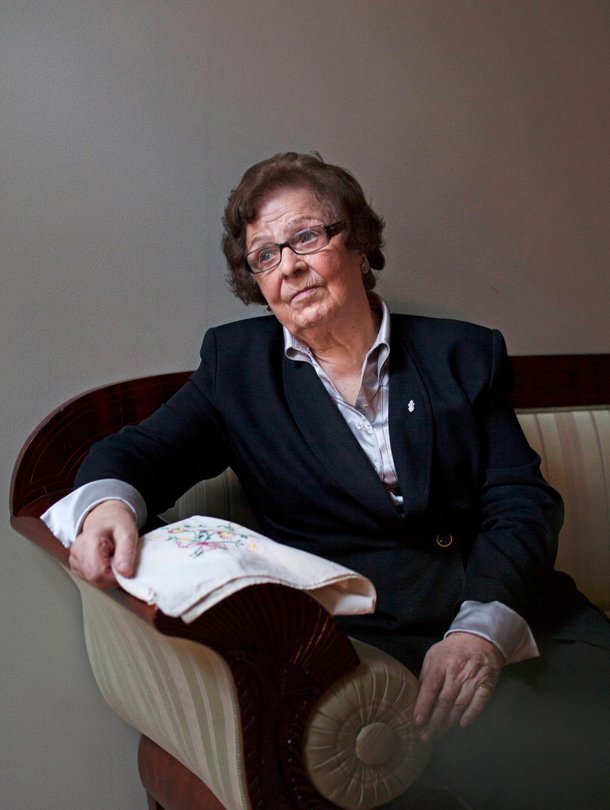 Kaarina Peltola, 90, on evakko, lotta ja eläkeläinen. Kun hän jätti kotinsa, repussa oli leipää ja koulussa kirjottu kukkakuvioinen liina. Nuket jäivät rajan taakse.