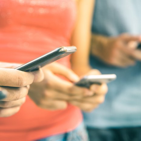 Seksuaalinen häirintä voi olla vaikkapa sitä, että joku lähettää lapsen tai nuoren puhelimeen seksuaalisia kuvia tai videoita, vaikka hän ei haluaisi.