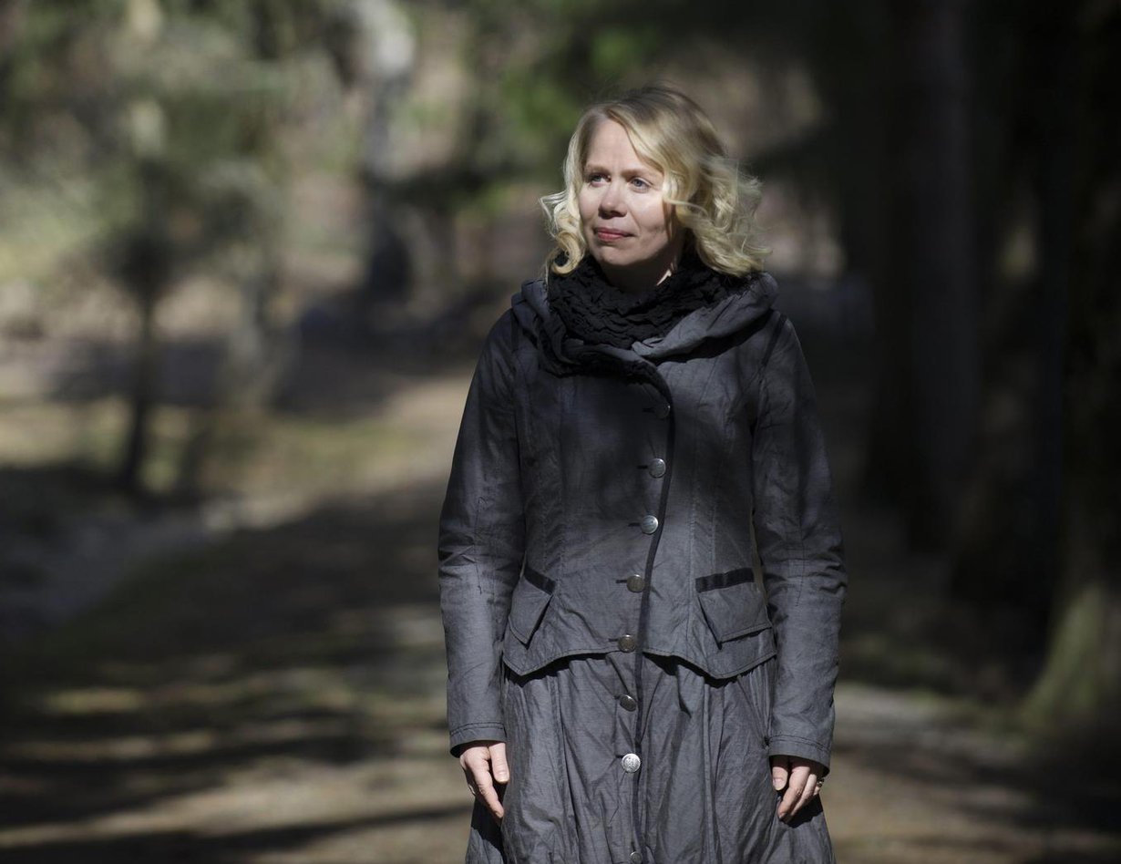 Pauliina Rauhalan uusi kirja Synninkantajat kertoo pohjoispohjanmaalaisesta kylästä, jossa eletään 1970-lukua ja odotetaan Jeesuksen toista tulemista.