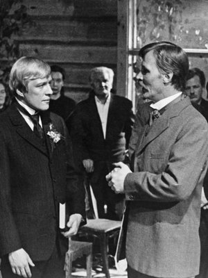 "Sinulle minun ei tarvitte sanoo mitään, kun me tiemme toisemme", kirjoitti Akseli Koskela vaimolleen Elinalle. Se oli rakkaudentunnustus. Kuvassa Elina (Titta Karakorpi) ja Akseli (Aarne Sulkanen) saavat toisensa Edvin Laineen elokuvassa Täällä Pohjantähden alla (1968).