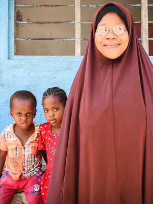 Abeda opettaa kylän köyhimpiä lapsia. ”Haaveenamme on päästä luokkaretkelle. Lasten mielestä olisi hienoa matkustaa yhdessä bussilla.”