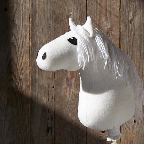 Sovita silmiä, korvia ja sieraimia hieman eri kohtiin, niin saat hevosellesi persoonallisen ilmeen.