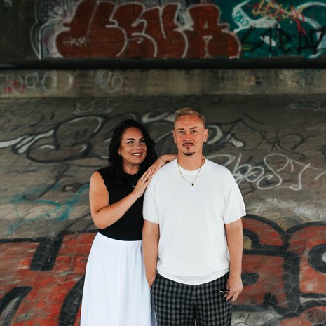 Kati Häkkinen ja Atte Savisalo erosivat 17 vuoden liitosta, mutta ovat pysyneet hyvinä ystävinä. ”Maailmalla meillä oli aina hauskaa yhdessä”, Atte muistelee vuosia pariskuntana. ”Suhteemme ongelmat liittyivät siihen, kun jämähdimme paikallemme”, Kati sanoo.