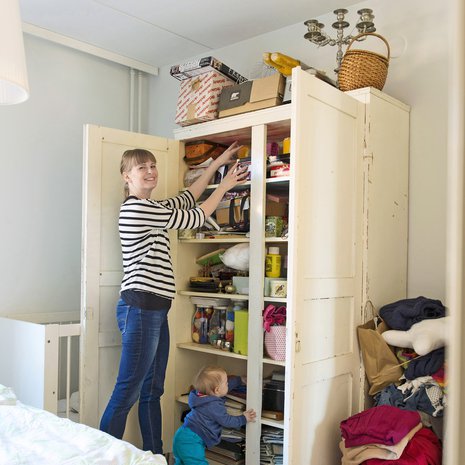 Osan askartelukaapin tavaroista Veera Rusanen kierrättää toisille käsitöiden harrastajille.