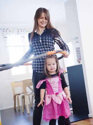 Perunat ovat kiehumassa ja Aava prinsessana. Sanna Maunukselalla on siis sopiva hetki pyörittää hulavannetta.