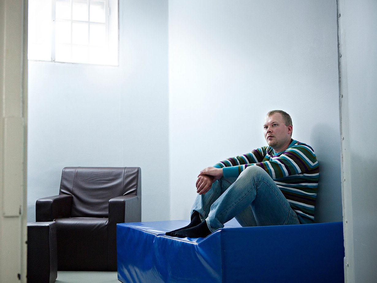Jarmo Pulli kuvattiin Kupittaan mielisairaalan eristyshuoneessa Turussa. Nyt Pulli toimii Turun mielenterveysyhdistyksen Itun puheenjohtajana.