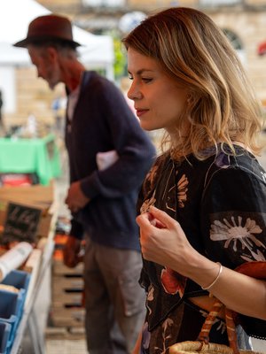 ”Nuorena ajattelin, että olisi hienoa olla Pariisin-kirjeenvaihtaja. Siskoni kuoleman jälkeen saavutukset ja meriitit eivät enää kauheasti kiinnosta. Hyvä arki on tärkeämpää”, Annastiina Heikkilä sanoo. 