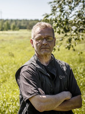 Sosionomi ja oikeustieteen kandidaatti Sakari "Saku" Timonen, 58, kommentoi Uuninpankkopoika-blogissaan yhteiskunnan ilmiöitä. Vuonna 2015 hän sai Rauhanjärjestö Sodankomitean rauhanpalkinnon. Saku asuu Juuassa 81-vuotiaan äitinsä kanssa. 