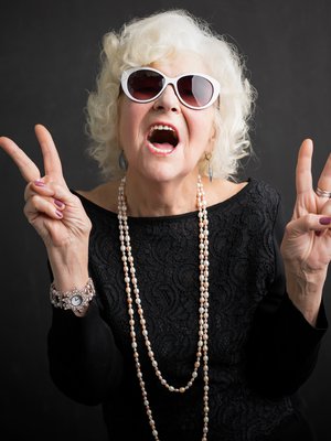 Kremppoja on, mutta ei haittaa! Lääkärin mukaan ikääntyminen tuo suhteellisuudentajua, jonka avulla vaivojenkin kanssa on mukavampi elää.