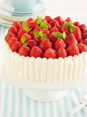 Täytä kakku edellispäivänä, koristele mansikoilla seuraavana.