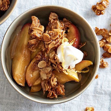 Kulho täynnä sopivasti pehmenneitä omenalohkoja ja rapeaa kauraa.