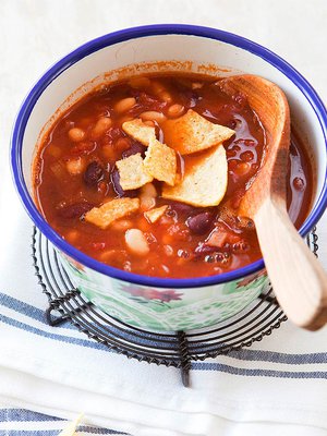 Lisää ruokaisuutta saat pätkimällä keiton joukkoon spagettia.