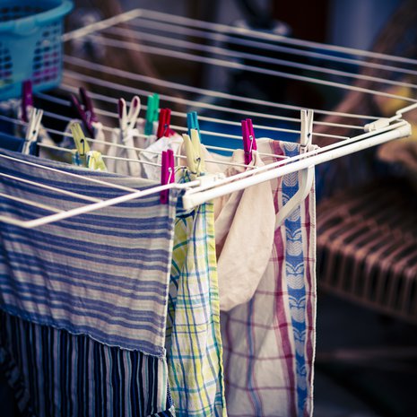 Pyykit tulee usein ripustettua rutiinilla kaikki samalla tavalla. Materiaalille kannattaisi antaa kuitenkin hiukan huomiota.