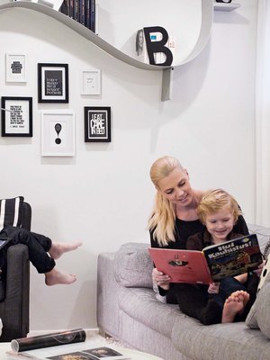 Harvinaisen rauhallinen hetki alakerran olohuoneessa. Elias (vas.) ja Amos malttoivat istua kuvaushetken paikoillaan.