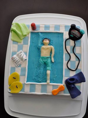 Uimaripojan konfirmaatiokakku. "Vesi" on siniseksi värjättyä voikreemiä.