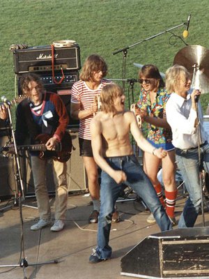 Teeman lahjapaketista paljastuu Saimaa-ilmiö.