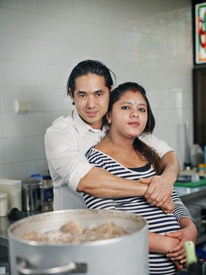 Jos Roel Olin vaimo Sonu Wagle Oli haluaa tavata miestään, hänen on tultava ravintolaan. Vauva syntyy kohta.