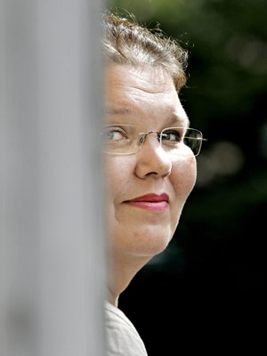 Kaarina Hazard on 49-vuotias vapaa kirjoittaja.