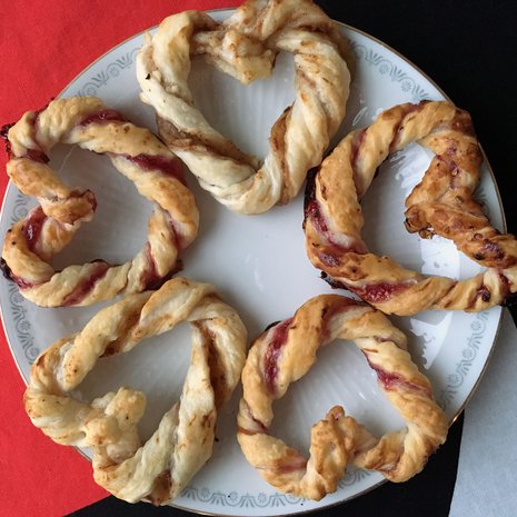 Joulutorttutaikinasta tehty sydänkranssi on ihanan rapea suupala. Kehtaa ottaa toisenkin!