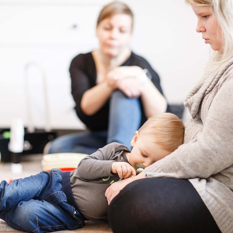 Raskausaikana Eveliina Savinainen luki paljon vauvanhoidosta. Silti arjen raskaus tuli yllätyksenä. perhetyöntekijä Katja on auttanut päivärytmin löytämisessä.