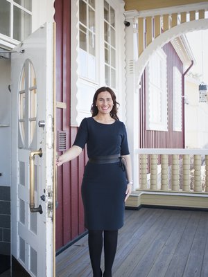 Kun Eeva viisi vuotta sitten valittiin kunnanjohtajaksi, kaikki eivät häneen uskoneet. ”Oli vanhempia herrasmiehiä, jotka tekivät hyvin selväksi, ettei kolmikymppinen nainen ole tehtävään sopiva.” 