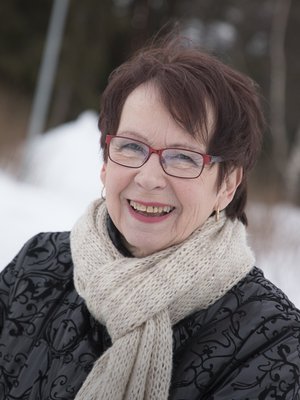 Hilkka Raninen, 70, asuu Haukiputaalla. ”Joinain aamuina haluaisin vain hypätä ylös sängystä kahvinkeittoon, mutta ensin pitää kiinnittää jalka. Olisi myös ihanaa kävellä paljain varpain ruohikossa.”