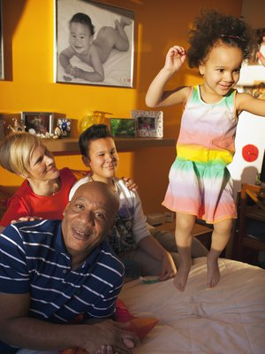 Helsinkiläisen Roberto "Bobby" Barreran, 58, tekee onnelliseksi perhe: Päivi-vaimo sekä lapset Thomas ja Claudia.