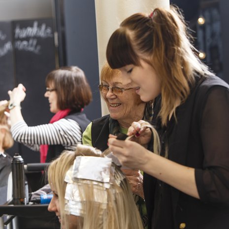 Kampaajaksi valmistunut Ida Kola­ri on kolmannen polven hiusammattilainen. Tietä raivasivat ­mummo Marjatta Kankkunen ja äiti Leena Ronkainen.