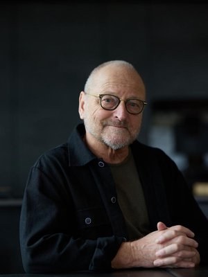 ”Olen koko elämäni yrittänyt selvittää lapsuuteni vaikeita kokemuksia. Siitä selvitystyöstä tuli myös urani. Olen halunnut olla avoin vaikeistakin asioista”, Tommy Hellsten sanoo.